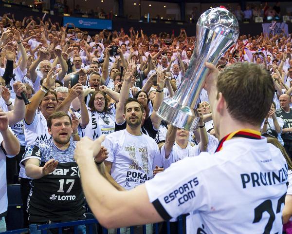 2019 gewann der THW Kiel in ausverkaufter Arena. Zumindest vor einigen Fans wird der Pokalsieger 2021 feiern dürfen