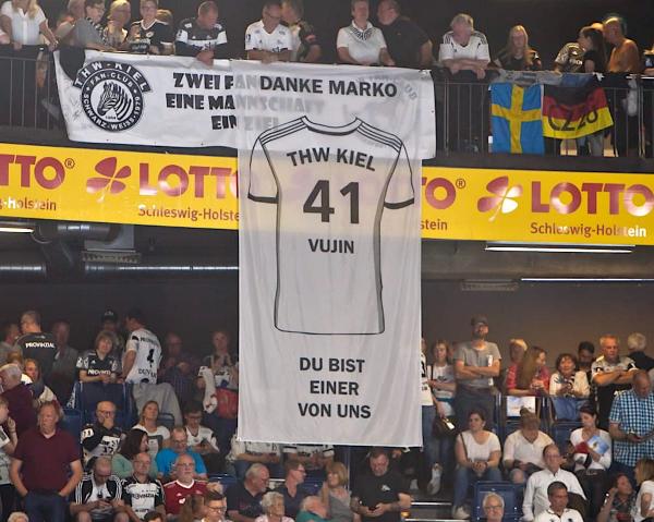 Die THW Fans bedankten sich beim letzten Saisonspiel mit einem Banner bei Marko Vujin