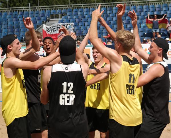Die männliche U17 freute sich nach dem Sieg gegen Litauen über den Einzug ins Endspiel der Platzierungsrunde