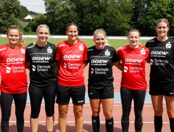 Elisa Stuttfeld, Christin Kühlborn, Trainerin Heike Ahlgrimm, Dionne Visser, Isabell Hurst und Ines Ivancok 