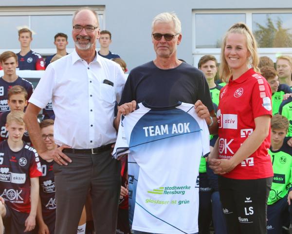 AOK-Serviceregionsleiter Wilfried Paulsen, Akademie Geschäftsführer Lewe T. Volquardsen und Trainerin Levke Svea Spinger.