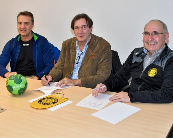 Andy Dittert (Sportchef), Zoltan Cordas, Hans Wey (Präsident) bei der Vertragsunterzeichnung
