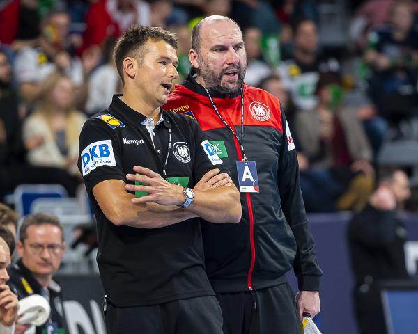 Erik Wudtke (re.) unterstützt Bundestrainer Christian Prokop 