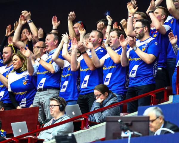 Isländische Fans hinter Julia Nikoleit