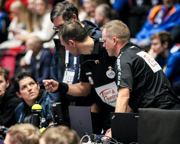 Im Handball treffen die Schiedsrichter die Entscheidung beim Vidoebweis. 