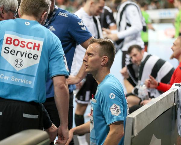 Tobias Tönnies fiel im Spiel Hannover gegen Kiel verletzungsbedingt aus. Robert Schulze leitete in der Folge alleine.