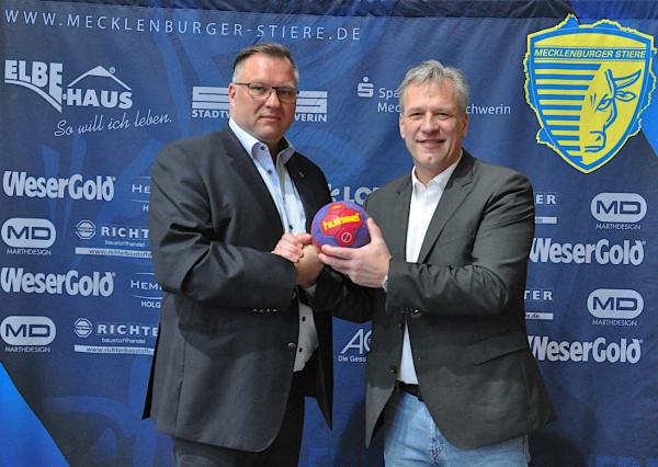 Mecklenburger Stiere Schwerin: Geschäftsführer Axel Schulz (re.), reicht den Ball an seinen Nachfolger Patrick Bischoff weiter