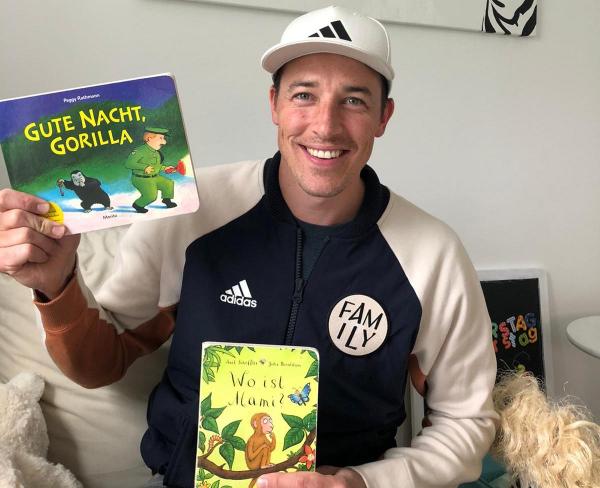 Dominik Klein mit seinen beiden Lieblings-Kinderbüchern
