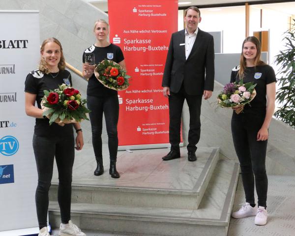 Auf dem Bild sind von links zu sehen: die Zweitplatzierte Annika Lott, Siegerin Lone Fischer, Regionaldirektor der Sparkasse Harburg-Buxtehude Matthias Weiß und die Dritte Lea Rühter.