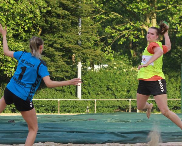 Annika Henschel prüft hier Torhüterin Marie Groetelaers beim Beachtraining.