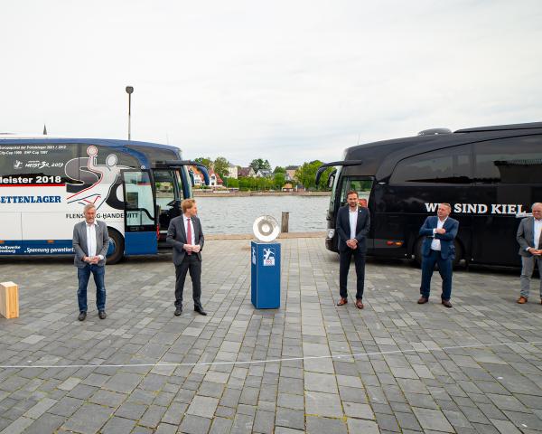 Der THW Kiel erhält die Meisterschale von der SG Flensburg-Handewitt.