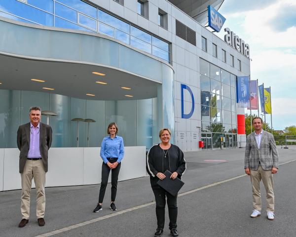 V.l.n.r.: Adler-Geschäftsführer Matthias Binder, Löwen-Geschäftsführerin Jennifer Kettemann, Ministerin Eisenmann und SAP-Arena-Geschäftsführer Daniel Hopp.