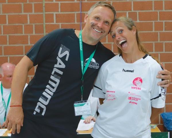 Trainerkollegen mit Spaß: Gernot Weiss (SG 09 Kirchhof) und Tessa Bremmer (Bad Wildungen Vipers)