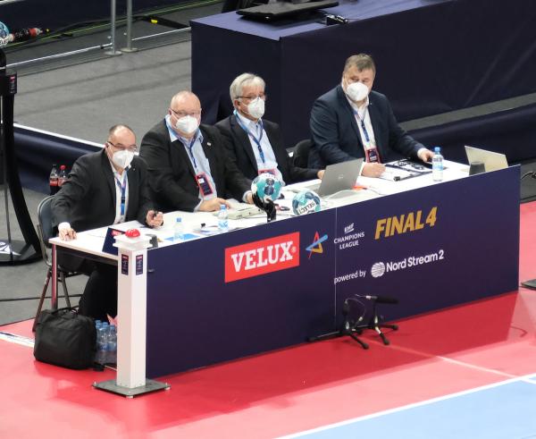 Frank Böllhoff (li.) am Tisch beim VELUX EHF Final4.