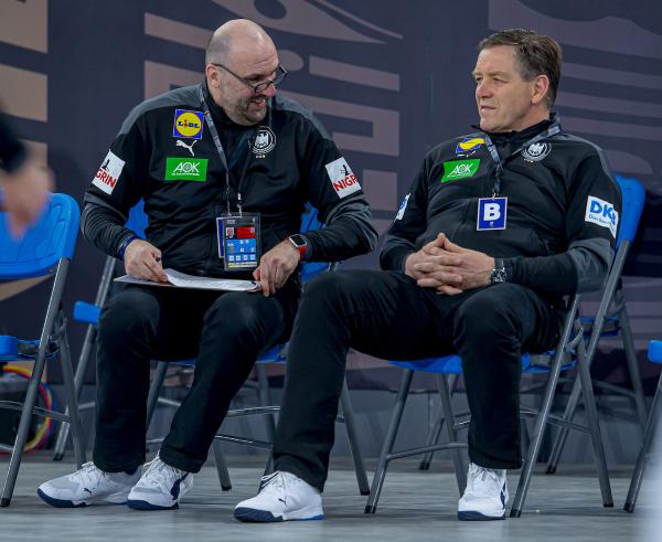 Bundestrainer Alfred Gislason (rechts, daneben Co-Trainer Erik Wudtke) sieht seine Mannschaft gut gerüstet für die anstehende Olympia-Quali.