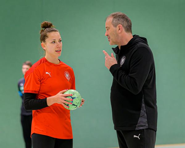 Emily Bölk im Gespräch mit Bundestrainer Henk Groener.