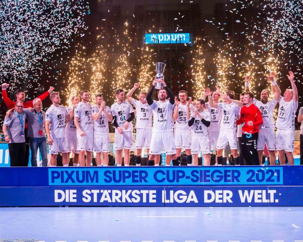 Der THW Kiel hat sich mit dem Sieg über Lemgo den ersten Titel der Saison gesichert.