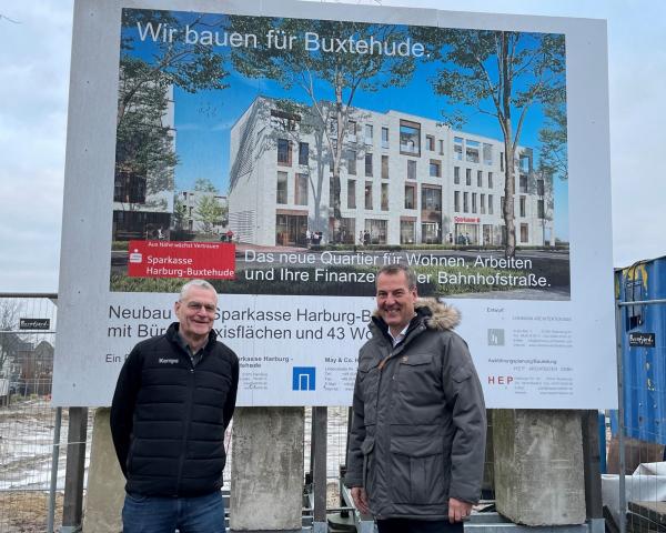 Andreas Sommer, Vorstandsvorsitzender der Sparkasse Harburg Buxtehude (rechts) und BSV-Manager Peter Prior