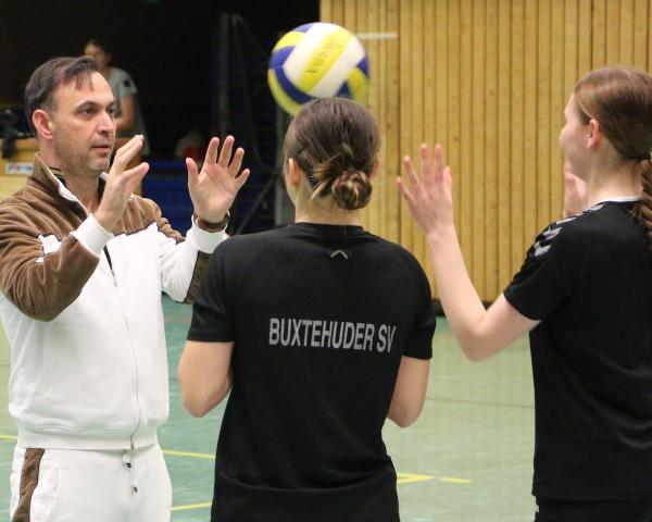 Bob Hanning im Training der weiblichen B-Jugend des BSV.