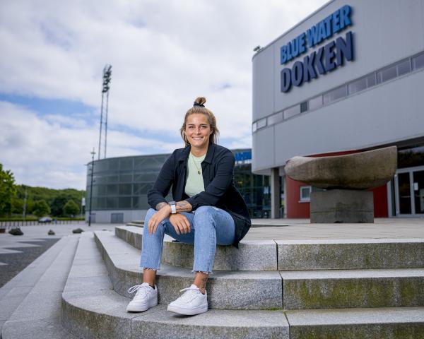 Dinah Eckerle vor der Blue Water Dokken Arena - der Spielstätte des Team Esbjerg.