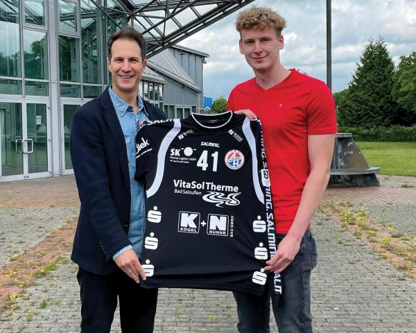Lukas Nikel, Neuzugang TSG A-H Bielefeld, Geschäftsführer Christian Sprdlik (links) 