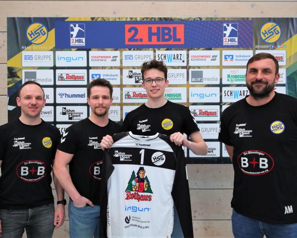 Matthias Stocker (Nachwuchsleiter), Benjamin Schweda (Trainer U23 und Bereichsleiter U23/A-Jugend ab 23/24), Konstantin Pauli und Geschäftsführer André Melchert (v.l.n.r.)