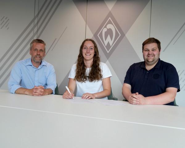 Martin Lange (Vorsitzender), Lara Niemann, Timm Dietrich (Trainer) - SV Werder Bremen