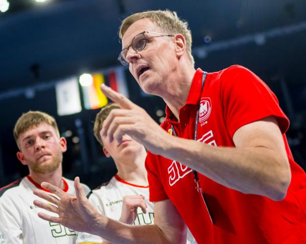 Martin Heuberger hatte einige Mühe Videomaterial über die Gegner von Deutschland in der Vorrunde der Junioren-WM im Handball zu bekommen.