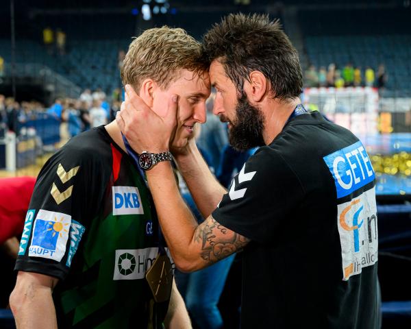 Gisli Kristjansson und Bennet Wiegert nach dem Sieg in der Handball Champions League.