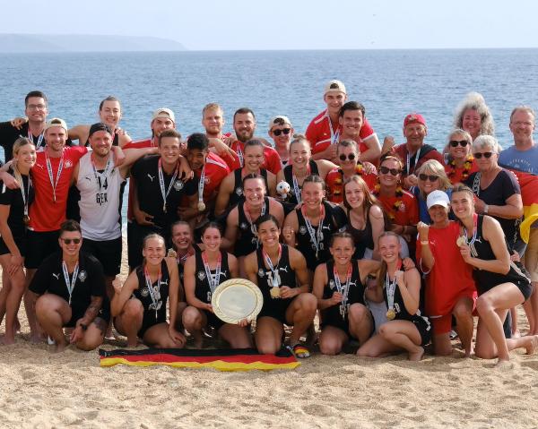 Angekommen an Europas Spitze: Jubel über den Medaillen-Doppelpack bei der Beachhandball-EM 2023 am Strand von Nazare