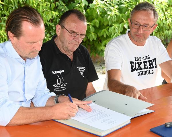 Bei der Vertragsunterzeichnung von links nach rechts: Eckert Vorstandsvorsitzender Alexander Eckert Freiherr von Waldenfels, ESV-Handball-Vorstan Dieter Müller und Stepan Koller, Eckert Vorstand für Aus- und Weiterbildung sowie berufliche Rehabilitation