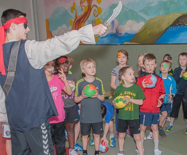 Abenteuer auf der Pirateninsel: Eine Märchenstunde für Mini-Handballer. 