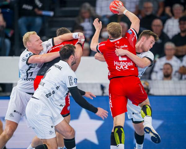 Der TBV um Lukas Hutecek (mit Ball) konnte sich gegen Kiel am Ende nicht durchsetzen.