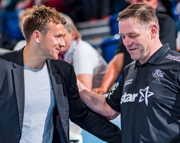 Im Jahr 2019 begrüßten sich der damalige Bundestrainer Christian Prokop und der beim THW Kiel an der Seitenlinie stehende Alfred Gislason.