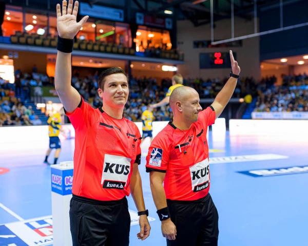 Simon Reich (links) pfeift mit Hanspeter Brodbeck im Elitekader des Deutschen Handballbundes. 