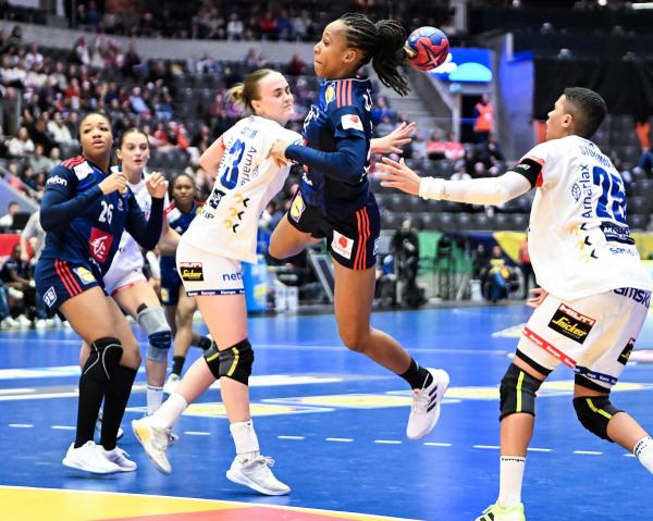 Frankreich schlug Island und löste das Ticket in die Hauptrunde der Handball-WM der Frauen.