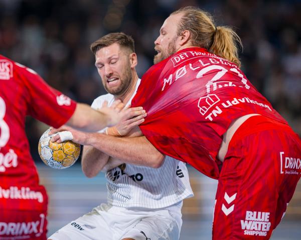 Henrik Møllgaard - hier in der Deckung von Aalborg im Spiel der Handball Champions League gegen den THW Kiel.